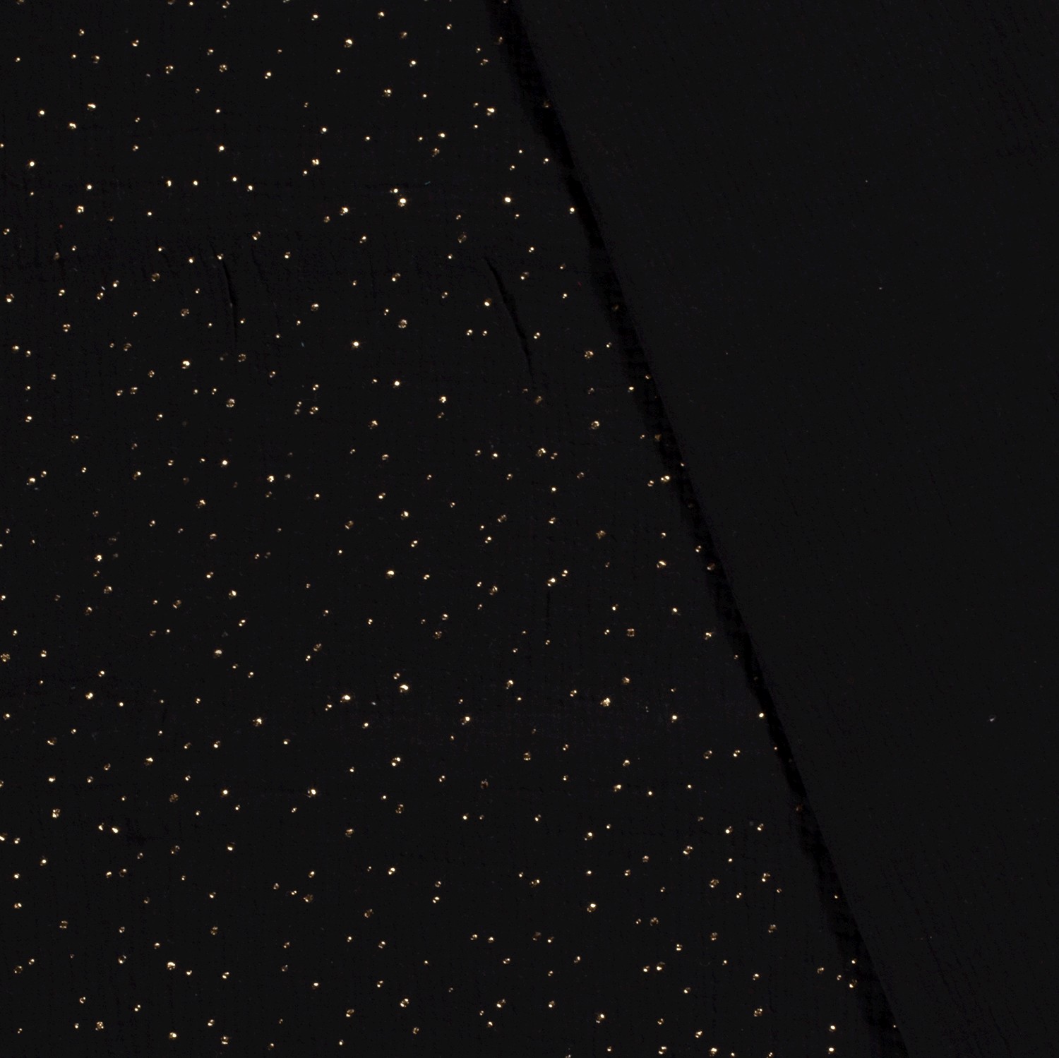 Dvojitá gázovina černá 3D zlaté puntíky