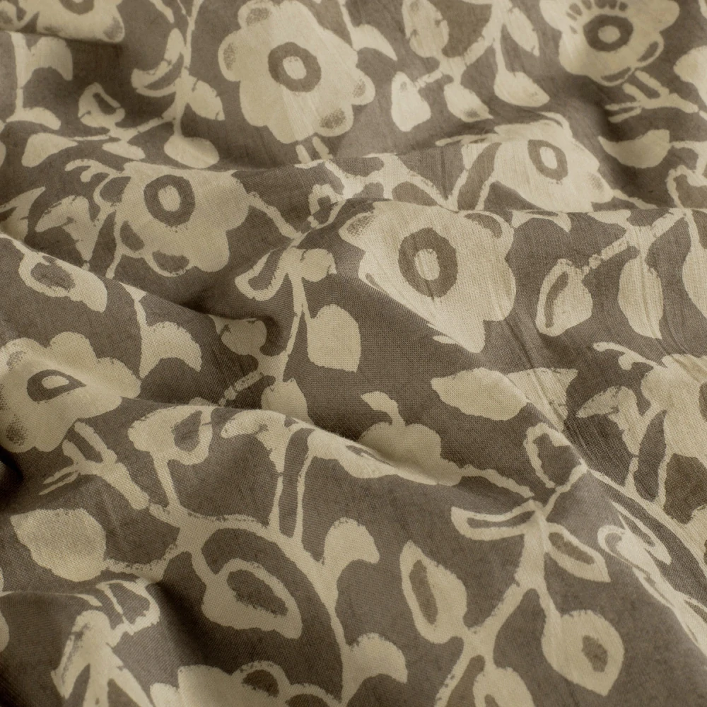 Bavlněný voál taupe batikovaný Květiny