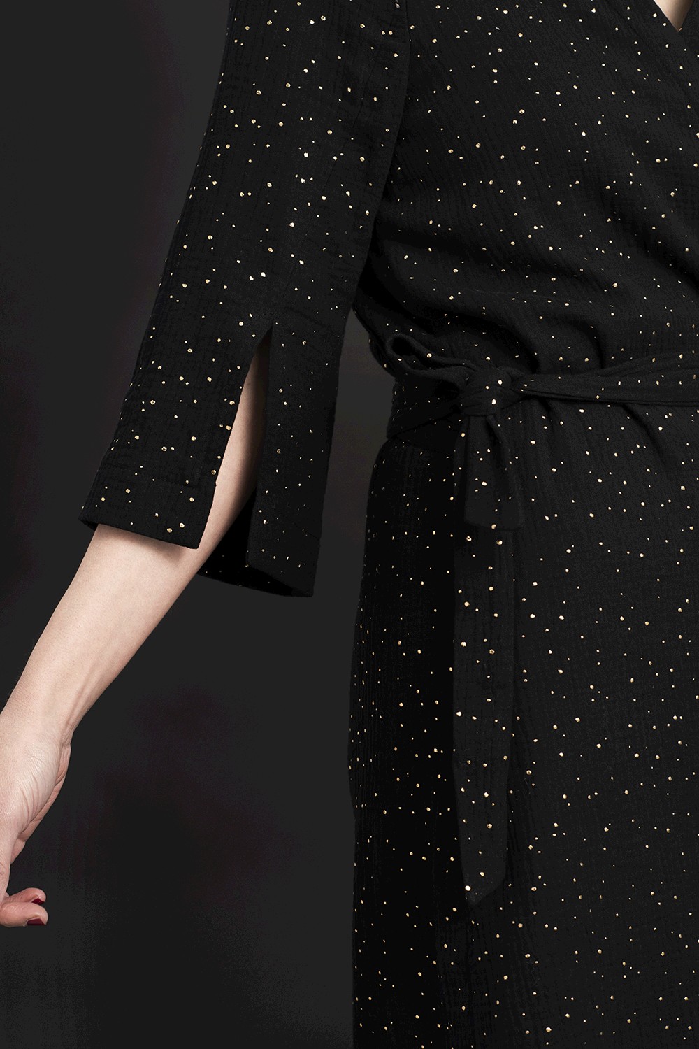 Dvojitá gázovina černá 3D zlaté puntíky