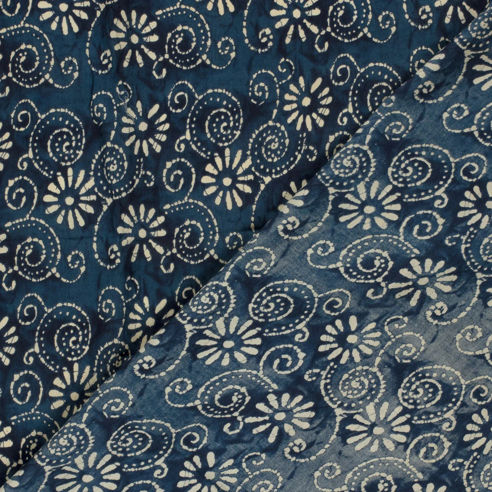 Bavlněný voál navy batikovaný Kytky