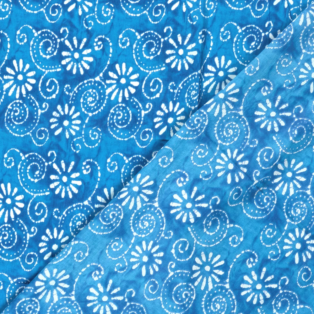 Bavlněný voál modrý batikovaný Kytky